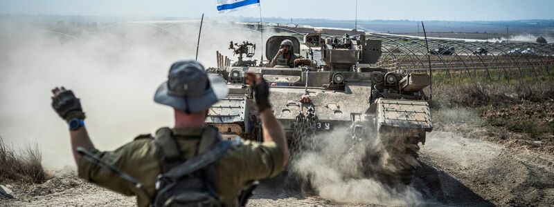 Israelische Panzer sind in der Nähe der Grenze zum Gazastreifen im Einsatz. - Foto: Ilia Yefimovich/dpa