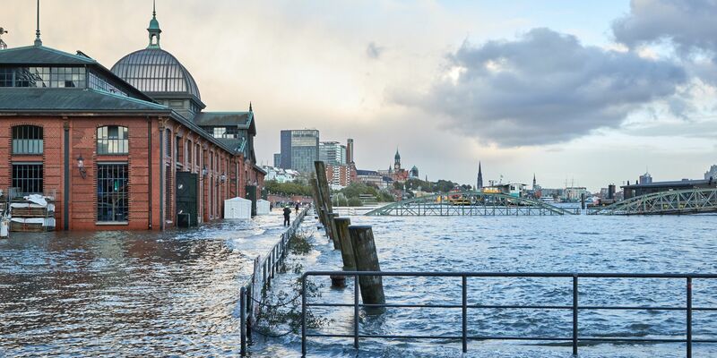 Der Hambuger Fischmarkt mit der Fischauktionshalle steht teilweise unter Wasser. - Foto: Georg Wendt/dpa