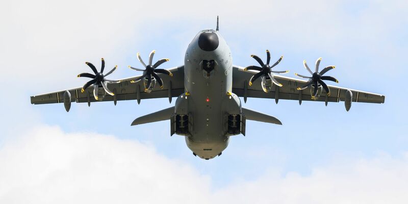 Militärtransporter vom Typ A400M der Bundeswehr sollen deutsche Staatsbürger aus Israel ausfliegen. - Foto: Julian Stratenschulte/dpa