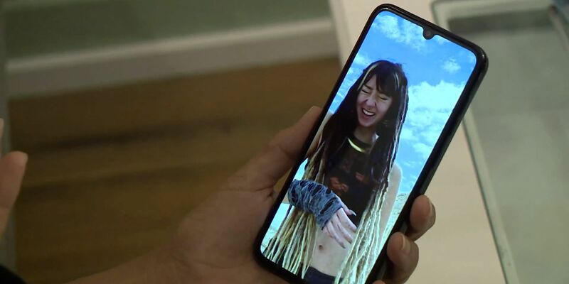 Shani Louks Tante Orly Louk zeigt ein Foto ihrer 22-jährigen Nichte. Die Familie verlangt von der Bundesregierung mehr Einsatz. - Foto: David Pichler/TNN/dpa