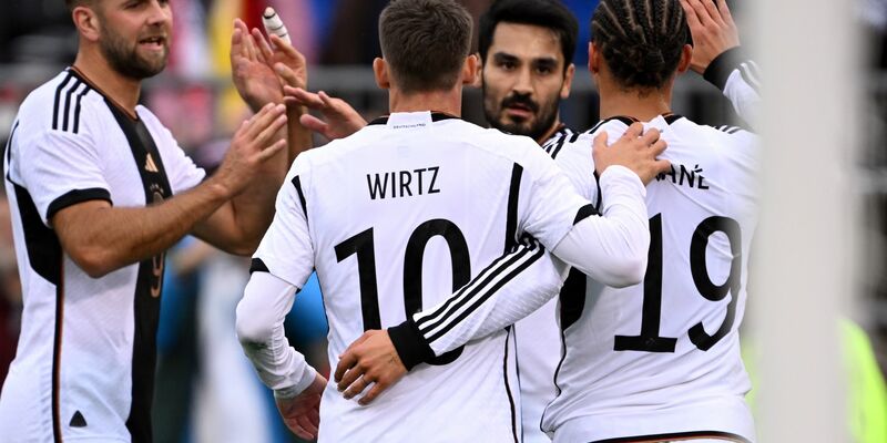 Deutschlands Jamal Musiala, Niclas Füllkrug und Leroy Sané (l-r) bejubeln das zwischenzeitliche 1:1. - Foto: Federico Gambarini/dpa