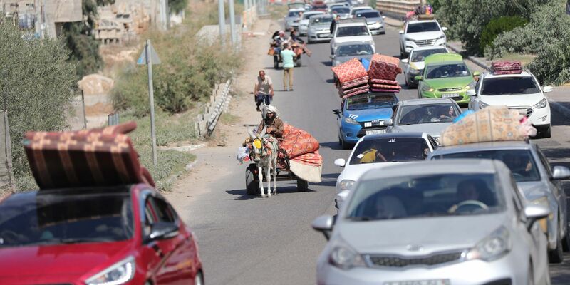 Palästinenser fliehen mit ihren Habseligkeiten aus dem Gazastreifen. - Foto: Atia Darwish/APA Images via ZUMA Press Wire/dpa