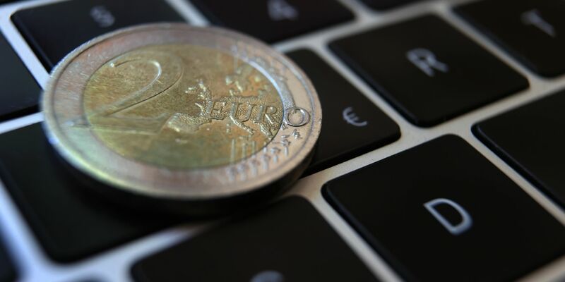 Wer daheim schlechteres Internet hat als vertraglich zugesichert, sollte nach Ansicht von Verbraucherschützern eine Preisreduktion bekommen. - Foto: Karl-Josef Hildenbrand/dpa