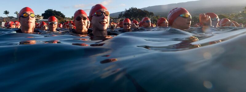 Athletinnen im Wasser. - Foto: Sean M. Haffey/Getty Images for IRONMAN/dpa