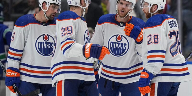 Die Edmonton Oilers um Leon Draisaitl (2.v.l) verloren auch ihr zweites Saisonspiel. - Foto: DARRYL DYCK/The Canadian Press/AP/dpa