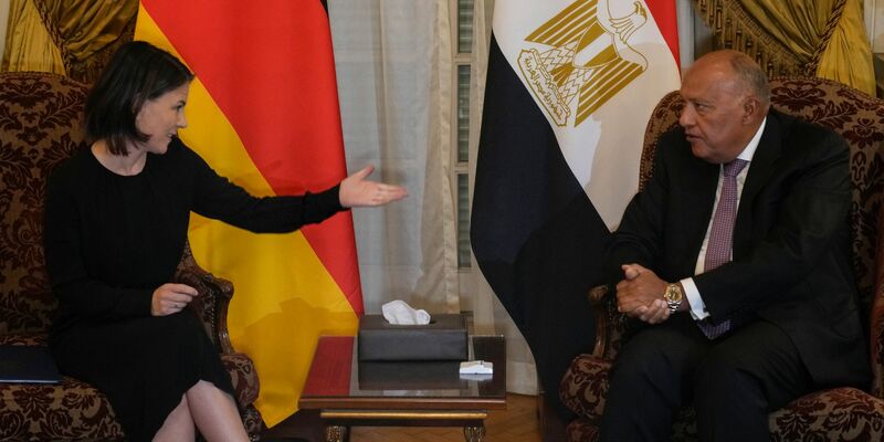 Bundesaußenministerin Annalena Baerbock im Gespräch mit ihrem ägyptischen Amtskollegen Samih Schukri in Kairo. - Foto: Amr Nabil/AP/dpa