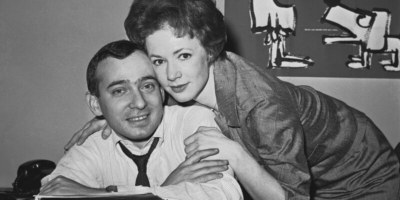 Die Schauspielerin Piper Laurie umarmt ihren späteren Ehemann, den Theaterreporter und Filmkritiker Joseph M. Morgenstern (1961). - Foto: John Lent/AP