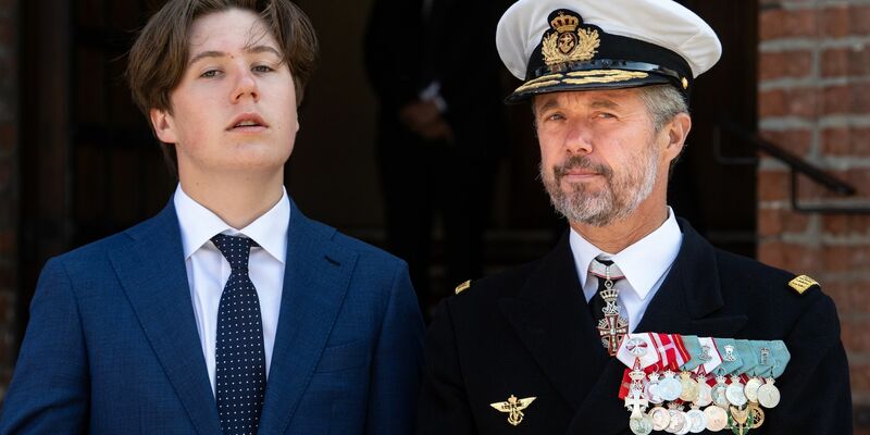 Prinz Christian von Da?nemark und Kronprinz Frederik (r) stehen am Dom St. Marien zu Hadersleben (Haderslev). - Foto: Bernd von Jutrczenka/dpa