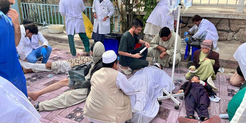 Ärzte kümmern sich in Herat um Verletzte nach dem Beben. - Foto: -/MSF Afghanistan/AP/dpa