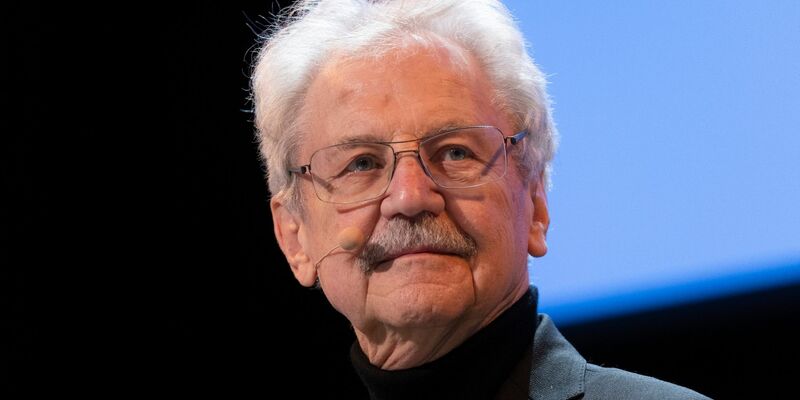 Der Kinderbuchautor Paul Maar sitzt während einer Lesung der Lit.Cologne auf der Bühne. - Foto: Thomas Banneyer/dpa