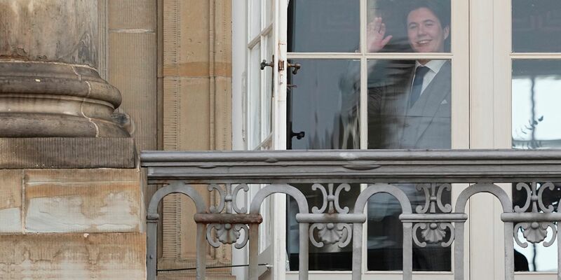 Prinz Christian von Dänemark winkt an seinem 18. Geburtstag aus einem Fenster von Schloss Amalienborg. - Foto: Mads Claus Rasmussen/Ritzau Scanpix/AP/dpa