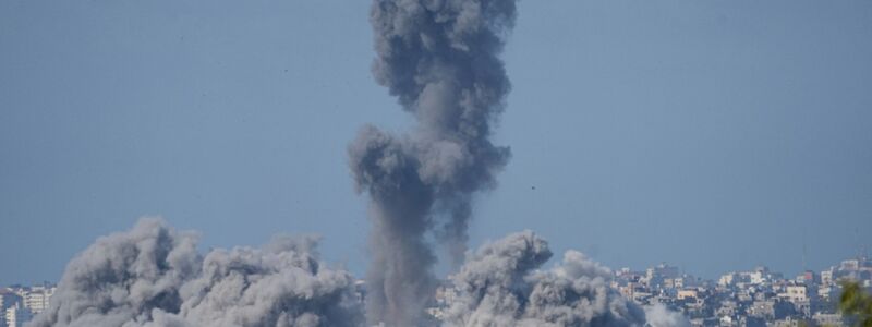 Israelischer Luftangriff auf den Gazastreifen, vom Süden Israels aus gesehen. - Foto: Ariel Schalit/AP/dpa