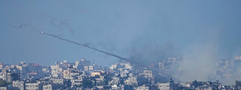 Vom Gazastreifen aus werden weiterhin Raketen auf Israel abgefeuert, so wie hier am Sonnatgvormittag. - Foto: Ariel Schalit/AP/dpa