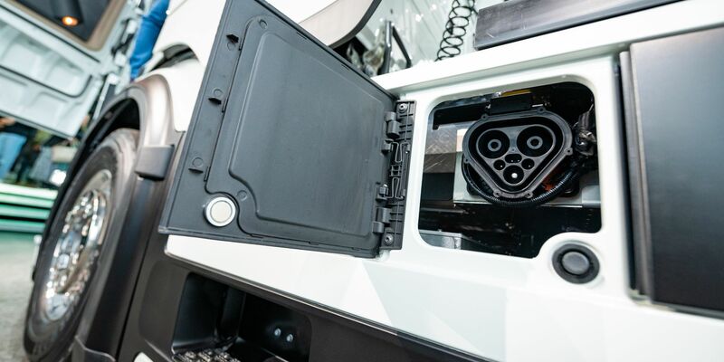 Der Nutzfahrzeughersteller Daimler Truck hat mit dem eActros 600 eine erste Serienversion eines batterieelektrischen Fernverkehrs-Lkw im Programm. - Foto: Jonas Walzberg/dpa