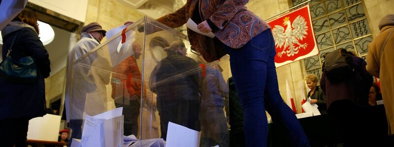 Stimmabgabe in einem Wahllokal in Warschau. - Foto: Michal Dyjuk/AP/dpa