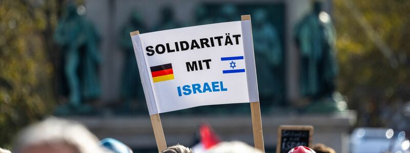 In unmittelbarer Nähe der Pro-Palästina-Demonstration fand in Köln eine Pro-Israel-Versammlung statt. - Foto: Thomas Banneyer/dpa