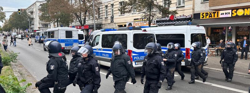 Polizisten zeigen in Berlin-Neukölln Präsenz. - Foto: Paul Zinken/dpa