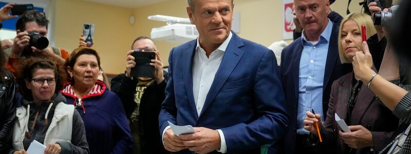 Herausforderer Donald Tusk will mit seiner Bürgerkoalition (KO) die Macht in dem EU-Staat übernehmen. - Foto: Petr David Josek/AP/dpa