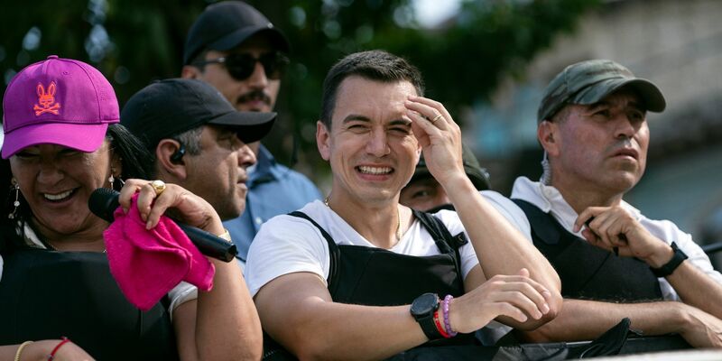 Daniel Noboa (M) gilt als Mitte-Rechts-Politiker. - Foto: Rodrigo Abd/AP