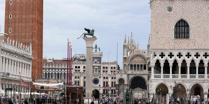 Blick vom Wasser auf den Markusplatz: In Venedig ist es erneut zu einem Busunglück gekommen. (Symbolbild) - Foto: Luca Bruno/AP/dpa