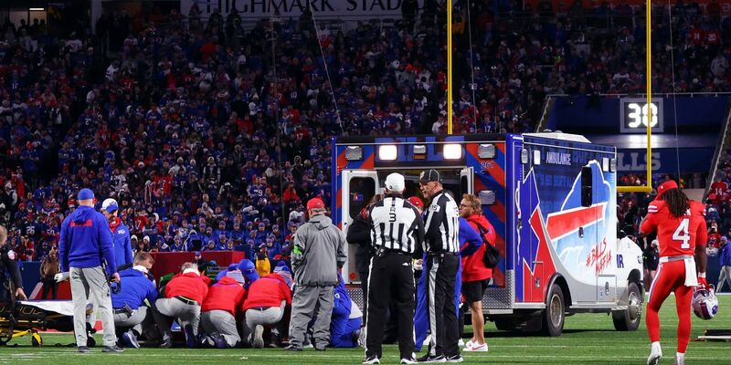 Bill-Profi Damien Harris wird noch auf dem Platz erstversorgt. - Foto: Jeffrey T. Barnes/AP/dpa