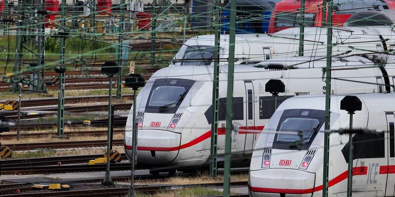 Der DB Navigator ist zuletzt grundlegend erneuert worden. Die App ist ein bedeutender Vertriebsweg für die Bahn. - Foto: Christian Charisius/dpa
