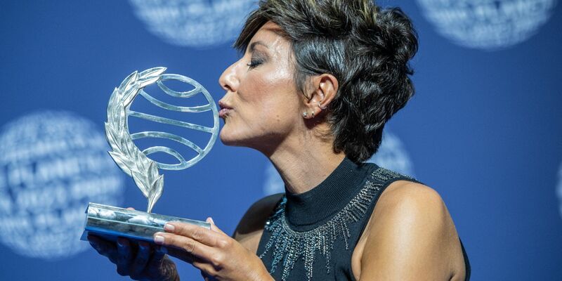 Die Journalistin, Schriftstellerin und Moderatorin Sonsoles Ónega mit dem  Planeta-Preis. - Foto: Lorena Sopêna/EUROPA PRESS/dpa