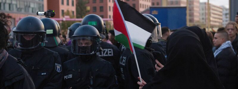 Polizisten sind am vergangenen Sonntag bei einer verbotenen Pro-Palästina-Demonstration am Potsdamer Platz in Berlin im Einsatz. - Foto: Paul Zinken/dpa