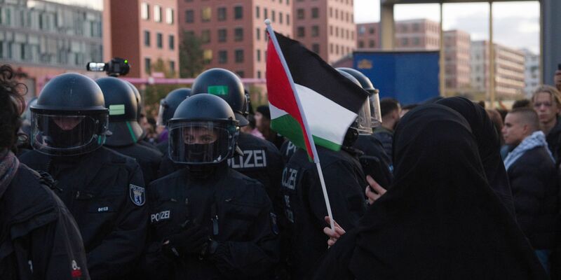 Polizisten sind am vergangenen Sonntag bei einer verbotenen Pro-Palästina-Demonstration am Potsdamer Platz in Berlin im Einsatz. - Foto: Paul Zinken/dpa