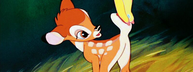 Bambi bestaunt einen Schmetterling. - Foto: -/Disney/dpa