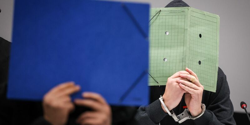 Zwei Angeklagte beim Auftakt des Prozesses um Kokain-Schmuggel im Hafen Bremerhaven. - Foto: --/dpa