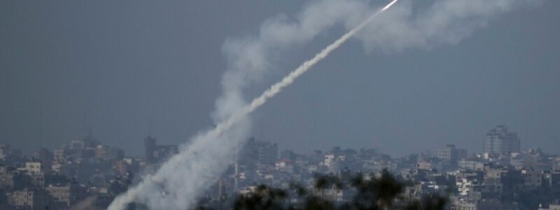 Raketen werden aus dem Gazastreifen auf Israel abgefeuert. - Foto: Leo Correa/AP/dpa