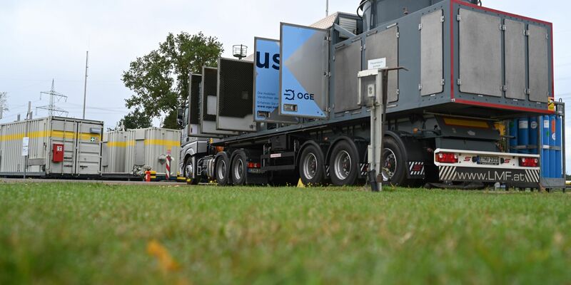 Der mobile Verdichter «Optimus» mit geöffneten Türen gibt Einblick ins Innere. Dieser beginnt damit, das Erdgas aus den Leitungsabschnitten Emsbüren-Bad Bentheim und Bad Bentheim-Legden zu entnehmen sowie es in einen anderen Leitungsabschnitt umzupumpen. - Foto: Lars Penning/dpa