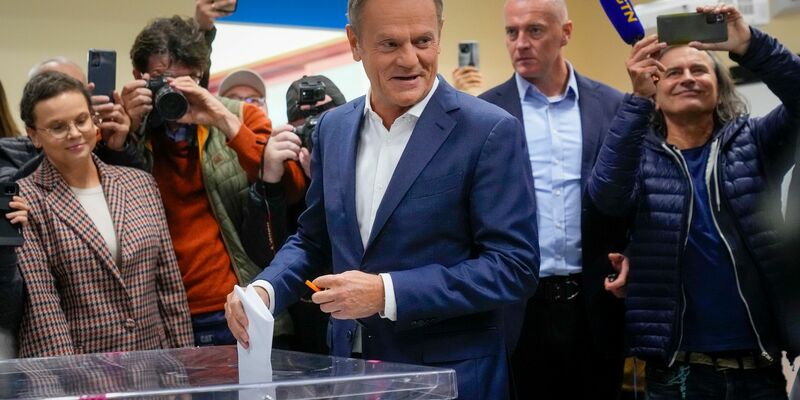 Donald Tusk (M), Oppositionsführer von Polen, bei der Stimmabgabe für die Parlamentswahl. - Foto: Petr David Josek/AP/dpa