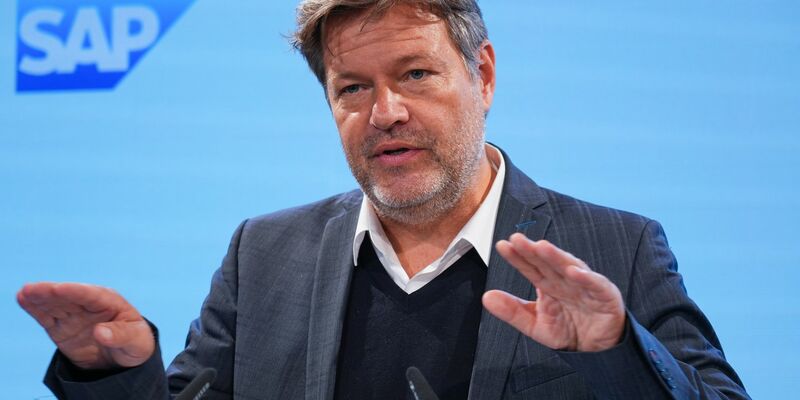 Wirtschaftsminister Robert Habeck gibt auf dem militärischen Teil des Flughafens «Willy Brandt» vor seinem Abflug nach London ein Statement. - Foto: Soeren Stache/dpa