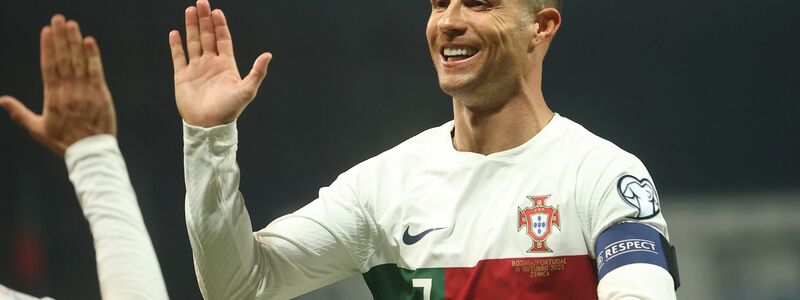 Cristiano Ronaldo und Portugal siegten in Bosnien-Herzegowina deutlich mit 5:0. - Foto: Armin Durgut/AP/dpa