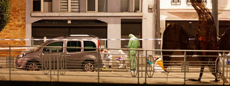 Ermittler arbeiten am Ort der Schießerei in Brüssel. - Foto: Nicolas Landemard/AP/dpa