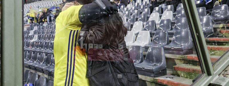 Schwedische Fußballfans spenden sich Trost. Das EM-Qualifikationsspiel zwischen Belgien und Schweden wurde nach den Schüssen in Brüssel abgebrochen. - Foto: Bruno Fahy/Belga/dpa