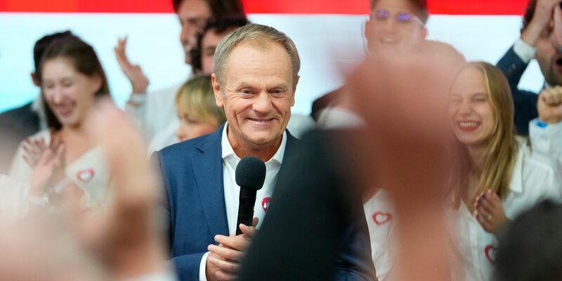 Donald Tusk, ehemaliger polnischer Ministerpräsident und Oppositionsführer, in der Parteizentrale seiner Partei in Warschau. - Foto: Petr David Josek/AP