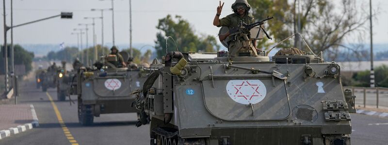 Israelische Militärfahrzeuge bewegen sich im Süden Israels auf die Grenze zum Gazastreifen zu. - Foto: Ohad Zwigenberg/AP/dpa