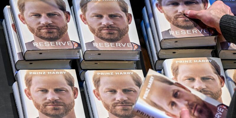 Zum Bestseller avancierten die Memoiren von Prinz Harry, die auf Deutsch unter dem Titel «Reserve» erschienen. - Foto: Jens Kalaene/dpa