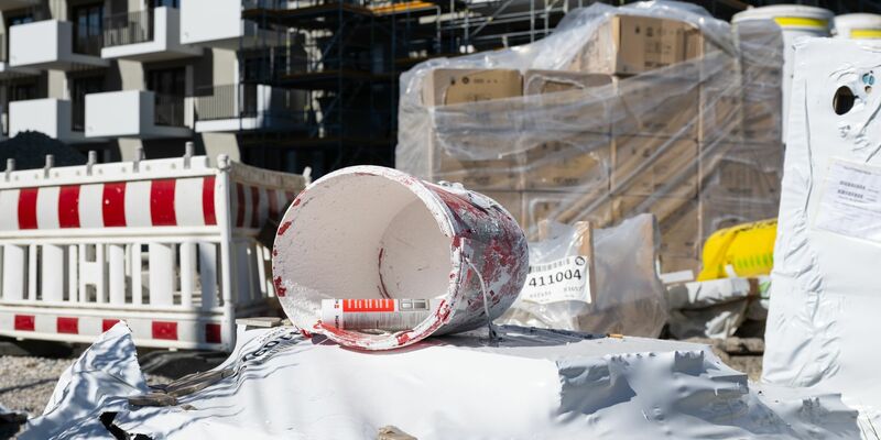 Baumaterial an der Baustelle eines Neubaus in München. Vor allem mineralische Baustoffe wie Zement oder Bausand sind noch mal deutlich teurer geworden. - Foto: Sven Hoppe/dpa