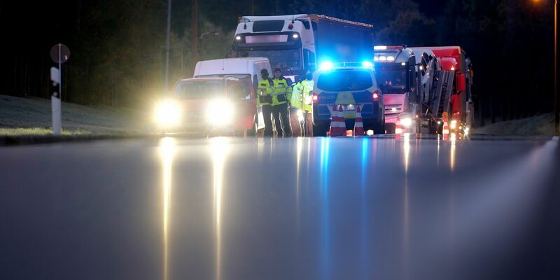 Bundespolizisten kontrollieren nahe der deutsch-tschechischen Grenze einen LKW. - Foto: Sebastian Willnow/dpa