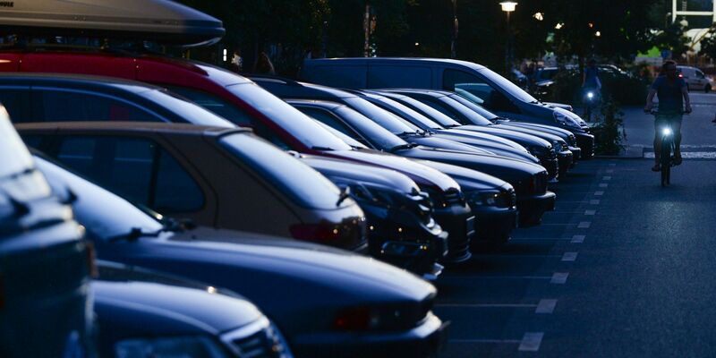 Autos parken am Abend dicht an dicht in der Oderberger Straße in Berlin. - Foto: Jens Kalaene/dpa-Zentralbild/ZB