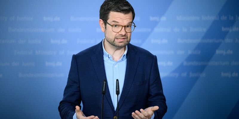 Justizminister Marco Buschmann bei einer Pressekonferenz im Bundesministerium der Justiz. - Foto: Bernd von Jutrczenka/dpa