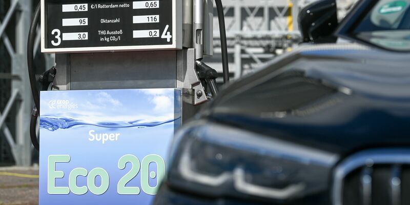 Ein Pkw parkt vor einer E20-Tankstelle im Werk der Südzucker-Tochter CropEnergies in Zeitz. - Foto: Hendrik Schmidt/dpa-Zentralbild/dpa