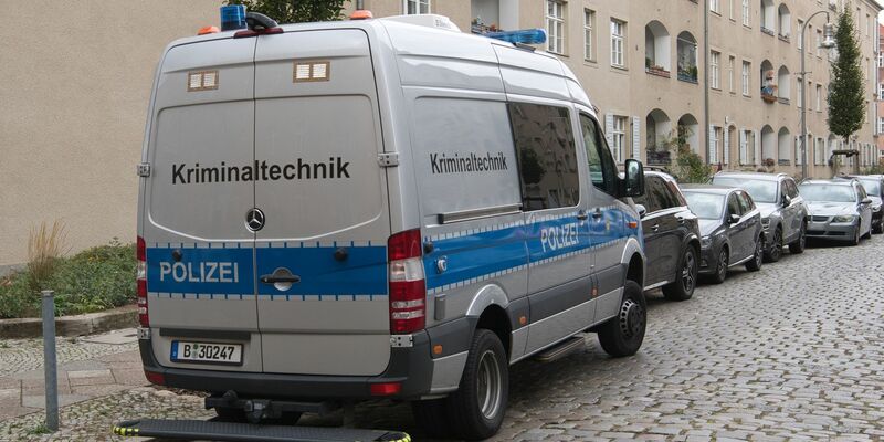 Ein Einsatzfahrzeug der Polizei im Berliner Stadtteil Köpenick. Dort wurden die Leichen einer Frau und eines Kindes in einer Wohnung gefunden. - Foto: Paul Zinken/dpa