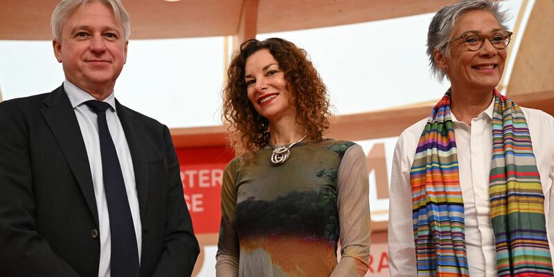 Buchmessen-Chef Juergen Boos (l-r), die britische Sachbuchautorin Gaia Vince und Karin Schmidt-Friderichs, Vorsteherin des Börsenvereins des Deutschen Buchhandels. - Foto: Arne Dedert/dpa