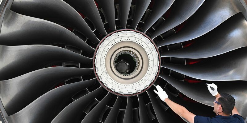 Rolls-Royce baut vor allem Antriebe für Großraumflugzeuge, die auf Langstreckenverbindungen von Kontinent zu Kontinent zum Einsatz kommen. - Foto: Ralf Hirschberger/zb/dpa