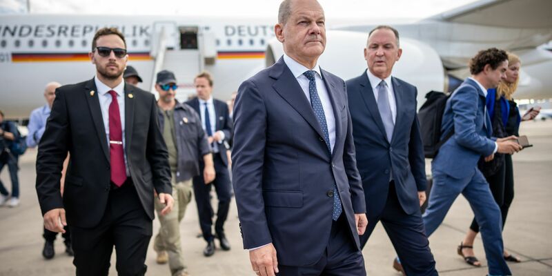 Bundeskanzler Olaf Scholz (SPD, M) kommt zum Solidaritätsbesuch in Israel an. - Foto: Michael Kappeler/dpa Pool/dpa